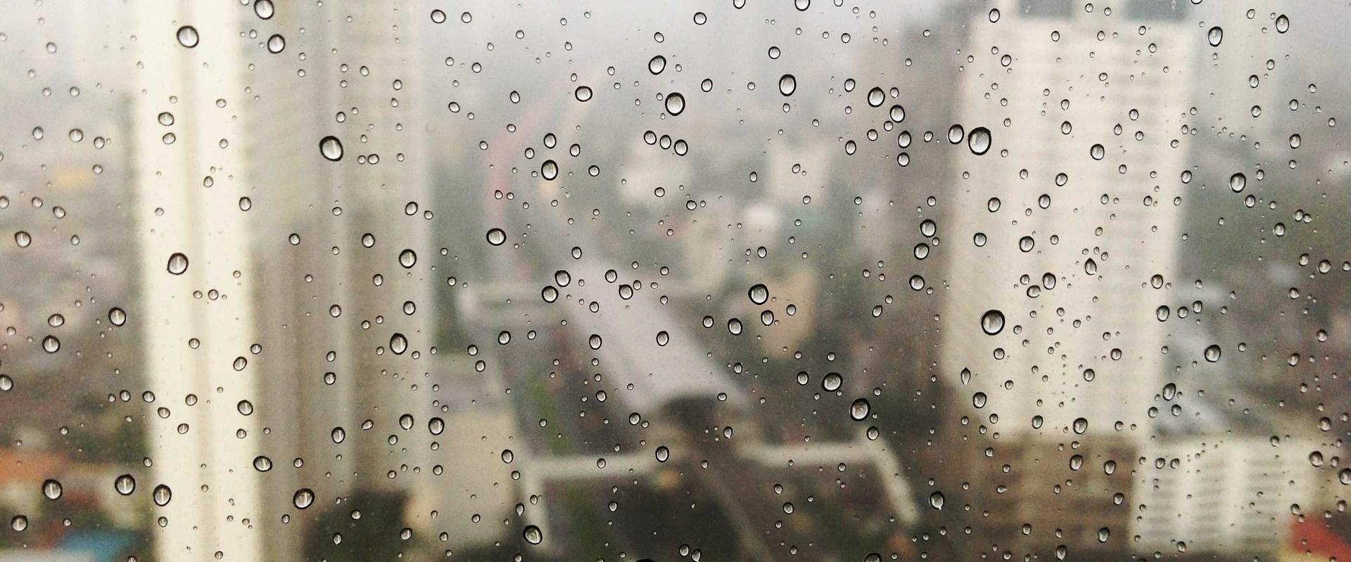 世界杯足球场全景，绿茵场上灯光璀璨，观众席座无虚席